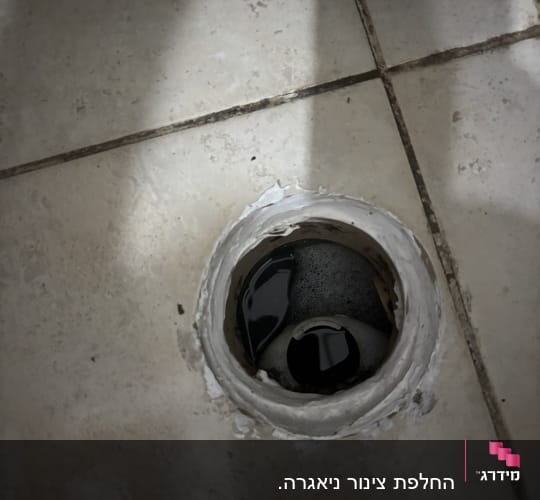 פתח ניקוז ברצפה עם מים עומדים עקב סתימה